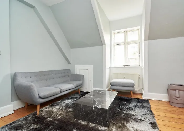 Stylish 5 Person Apartment In Vibrant Urban Area
