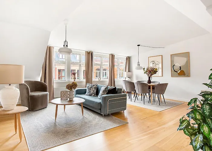 Leaves 4 - Precious 2-Bdr Apt In Central